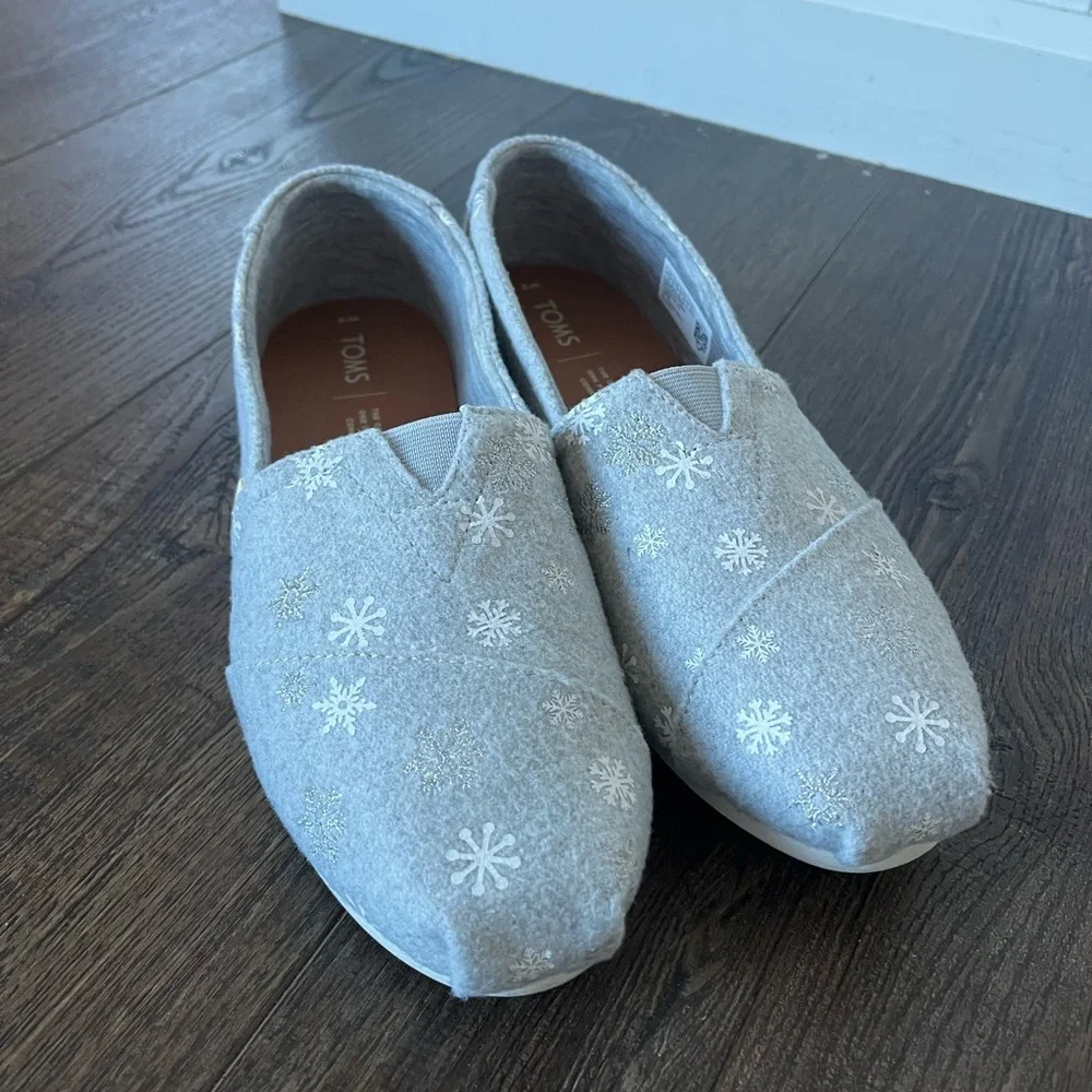 TOMS Women's Gray Snowflake Flats